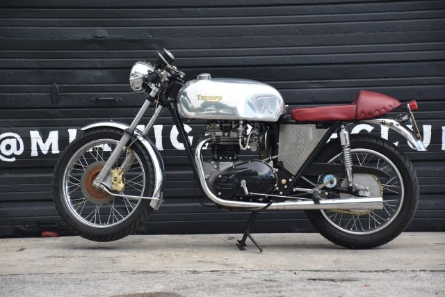 Triumph-Boneville-T140-1977-1