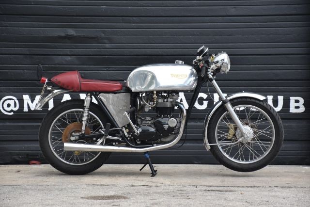 Triumph-Boneville-T140-1977-13