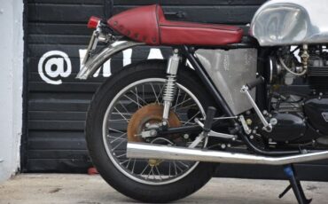 Triumph-Boneville-T140-1977-16