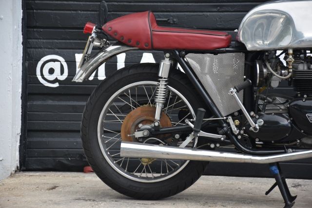 Triumph-Boneville-T140-1977-16