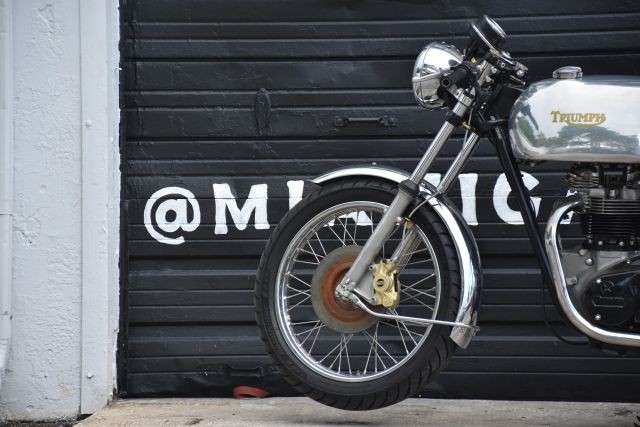 Triumph-Boneville-T140-1977-2