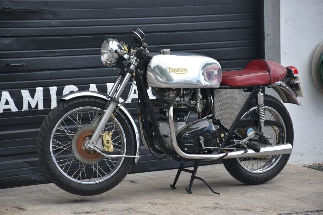 Triumph-Boneville-T140-1977-5