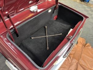 Triumph-TR-6-1971-CONVERTIBLE-27