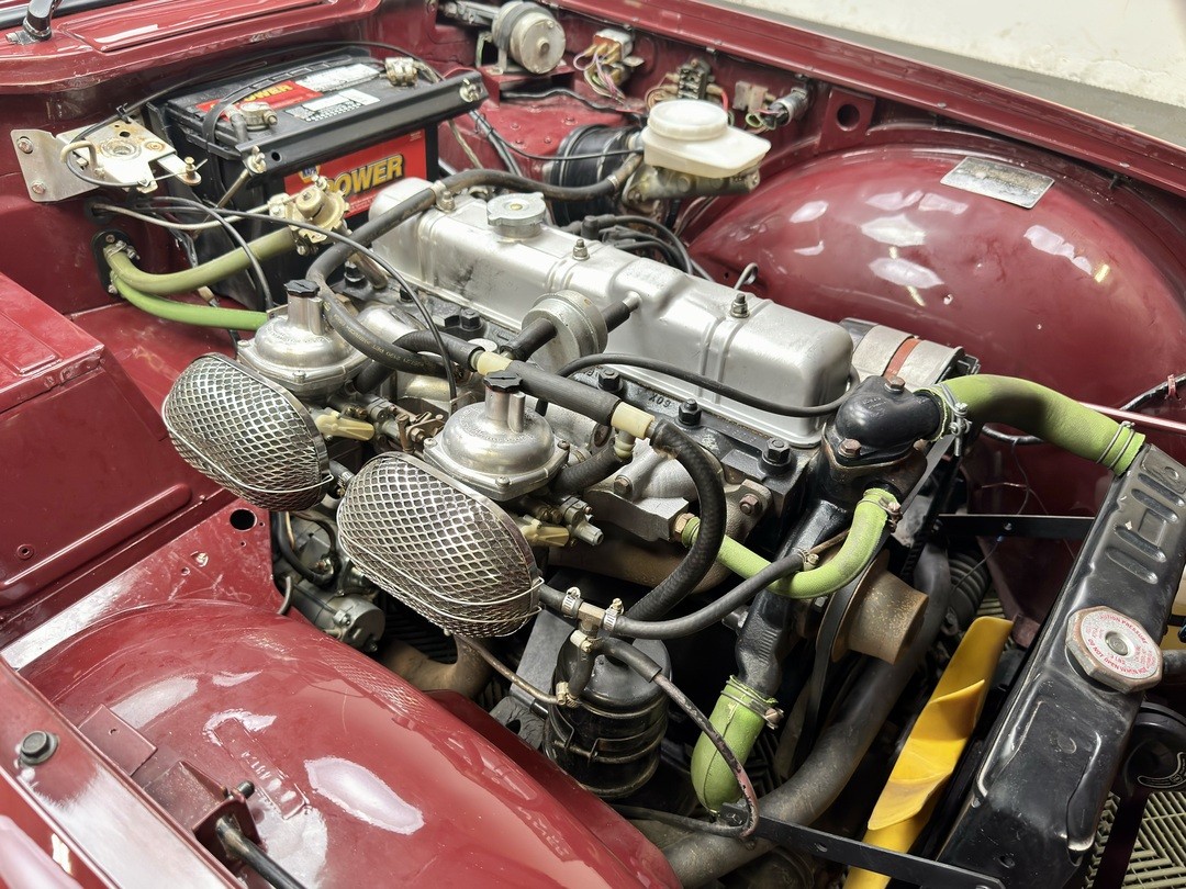 Triumph-TR-6-1972-CONVERTIBLE-12