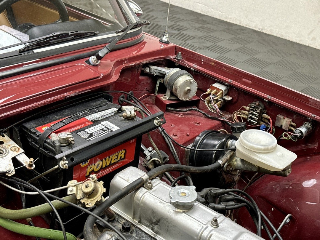 Triumph-TR-6-1972-CONVERTIBLE-16