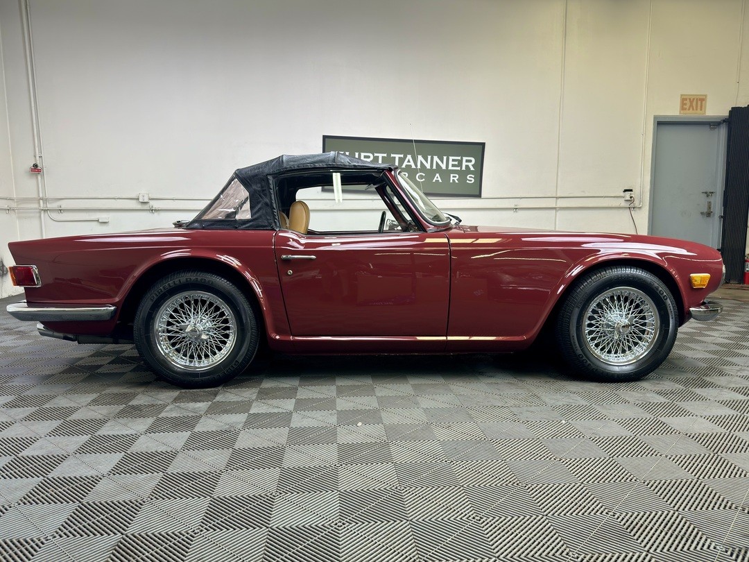 Triumph-TR-6-1972-CONVERTIBLE-2