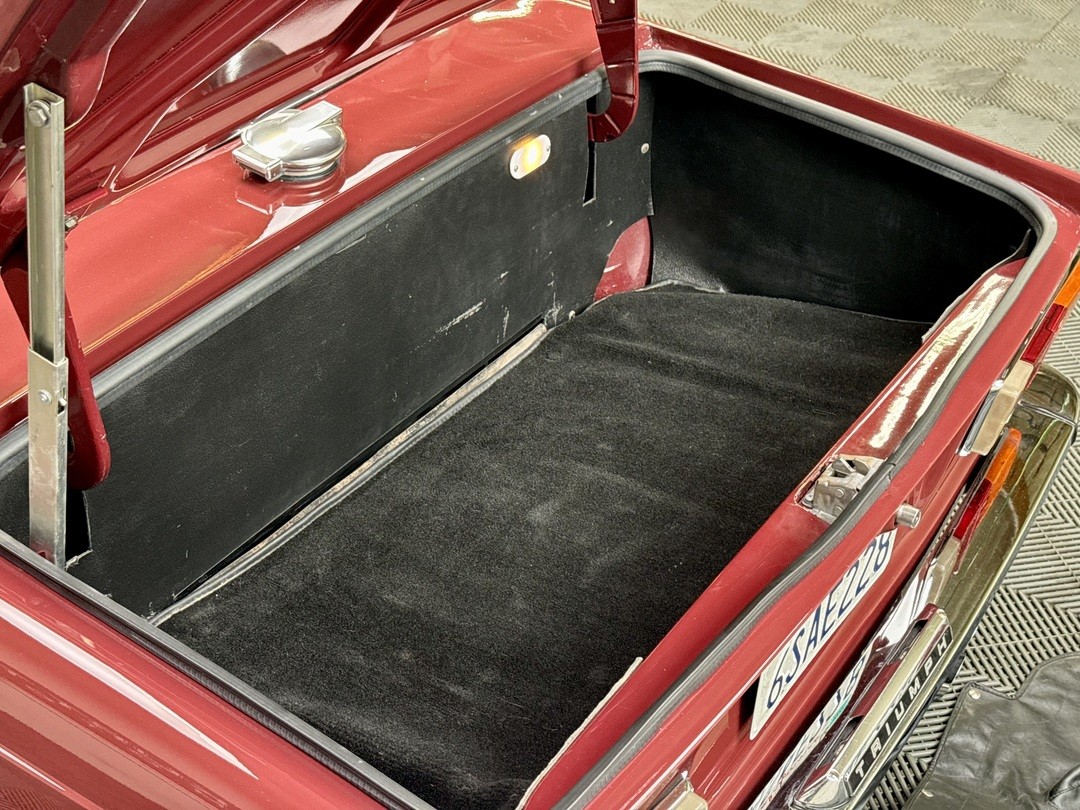Triumph-TR-6-1972-CONVERTIBLE-27
