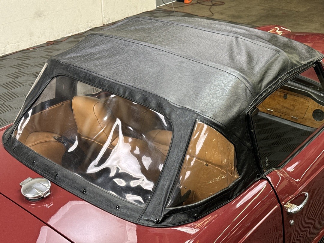 Triumph-TR-6-1972-CONVERTIBLE-30