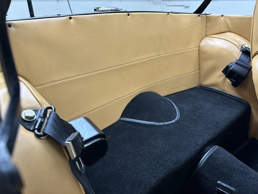 Triumph-TR-6-1972-CONVERTIBLE-35