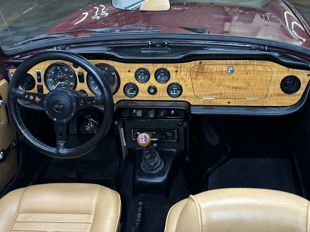 Triumph-TR-6-1972-CONVERTIBLE-36