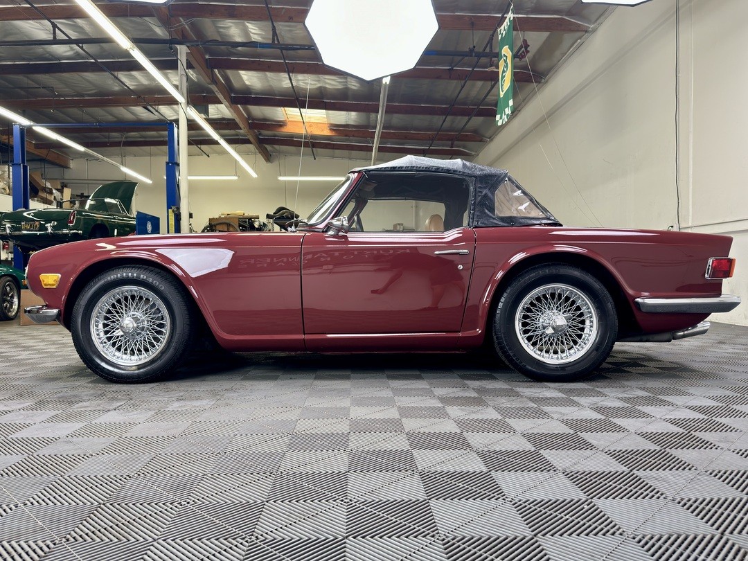 Triumph-TR-6-1972-CONVERTIBLE-9