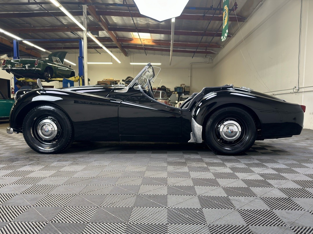 Triumph-TR3-1957-ROADSTER-3
