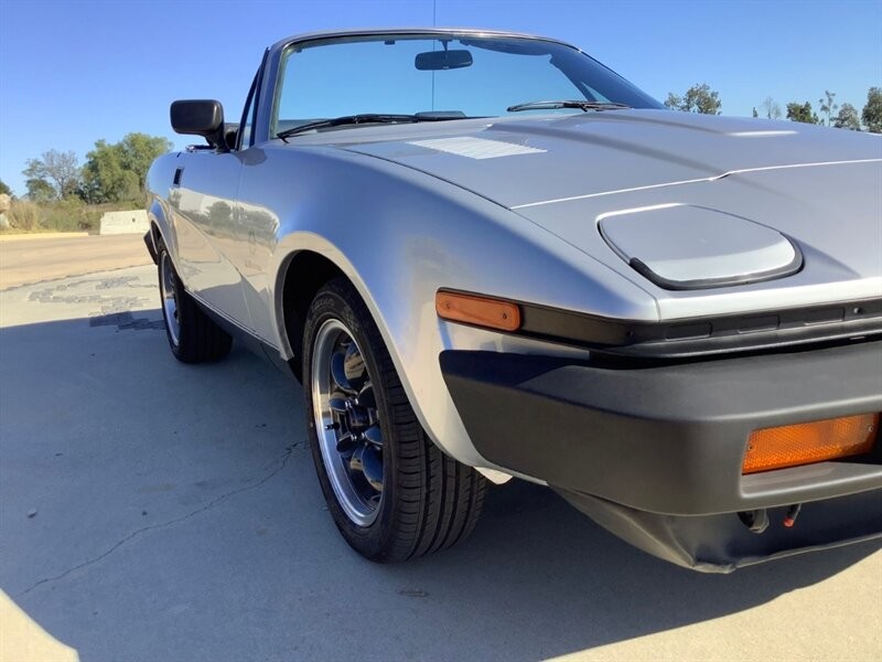 Triumph-TR8-1981-Convertible-9