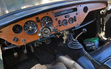 Triumph-gt6-1969-green-7