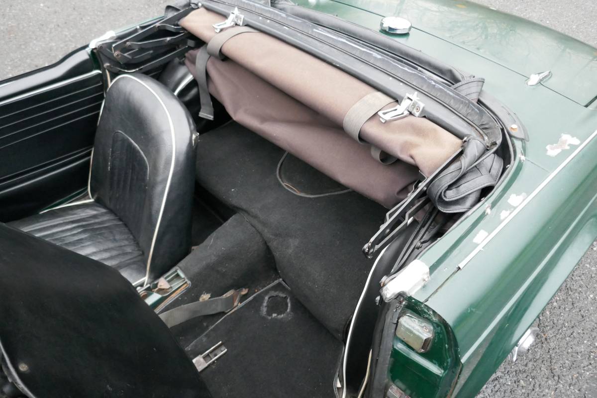 Triumph-tr4a-1967-green-14