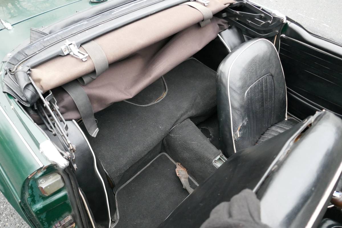 Triumph-tr4a-1967-green-5