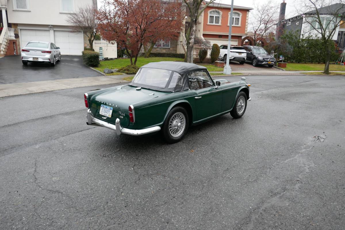 Triumph-tr4a-1967-green-7