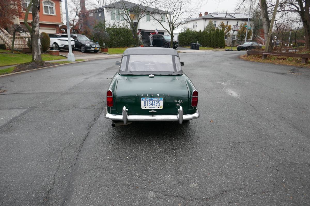 Triumph-tr4a-1967-green-8