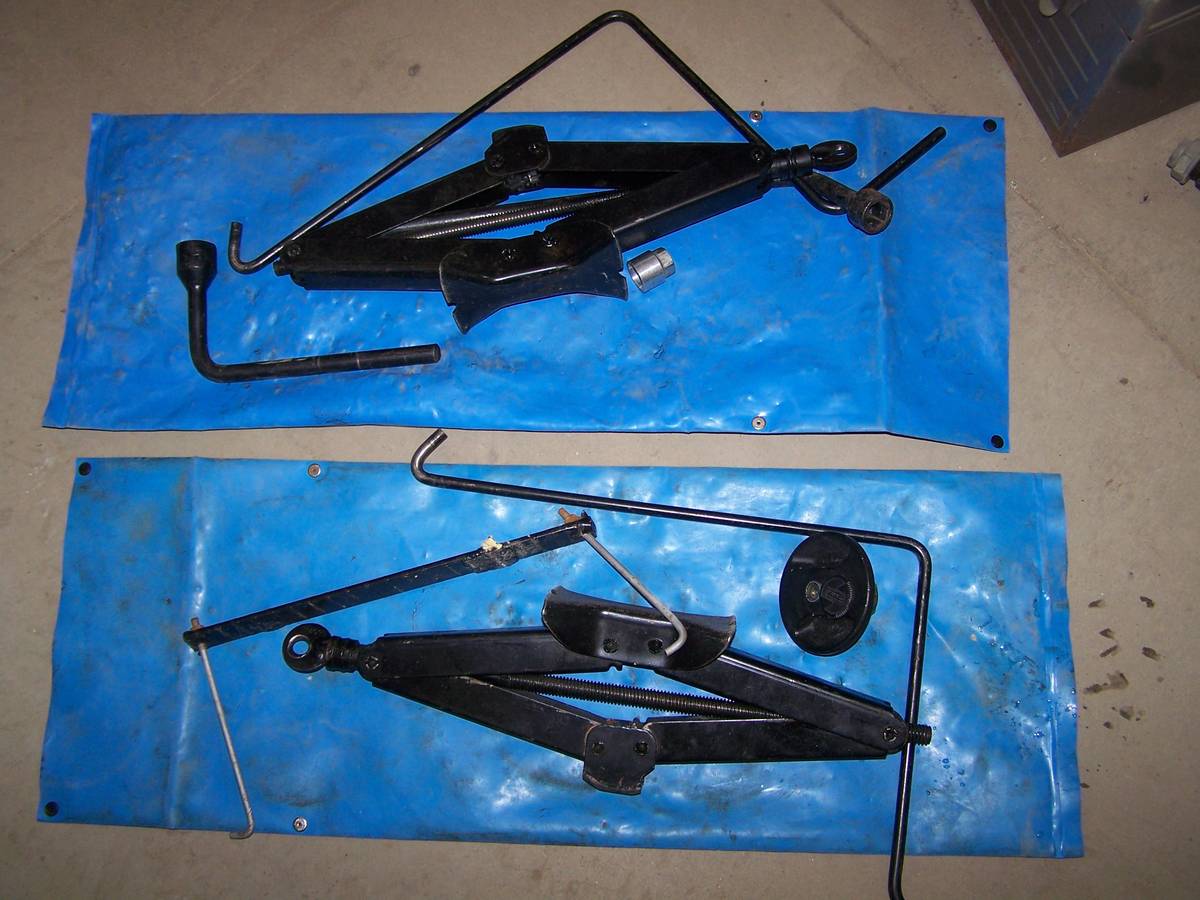 Triumph-tr8-1980-silver-11