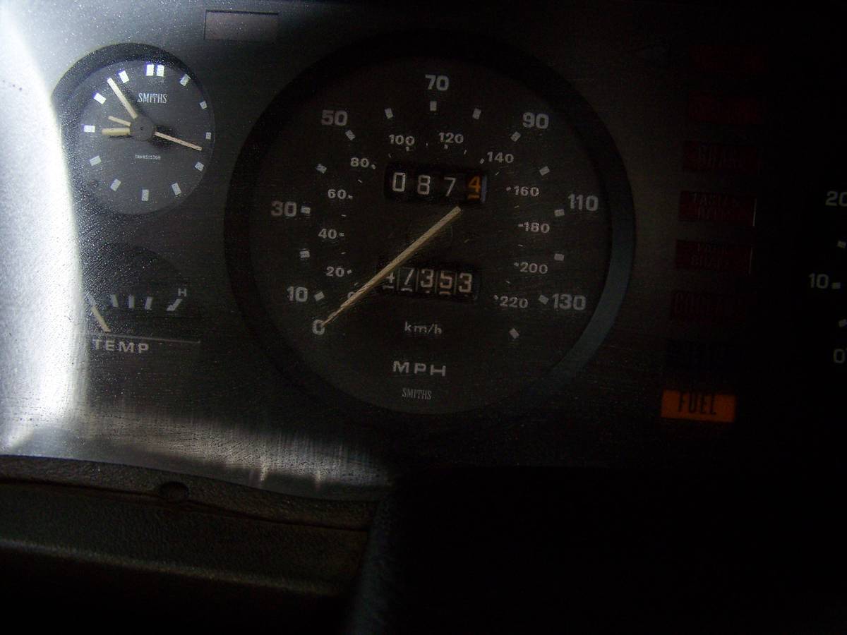 Triumph-tr8-1980-silver-5