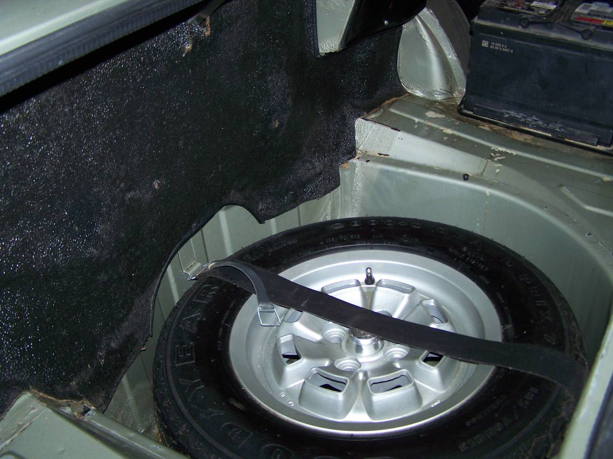 Triumph-tr8-1980-silver-6