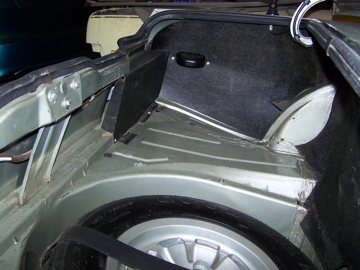 Triumph-tr8-1980-silver-7