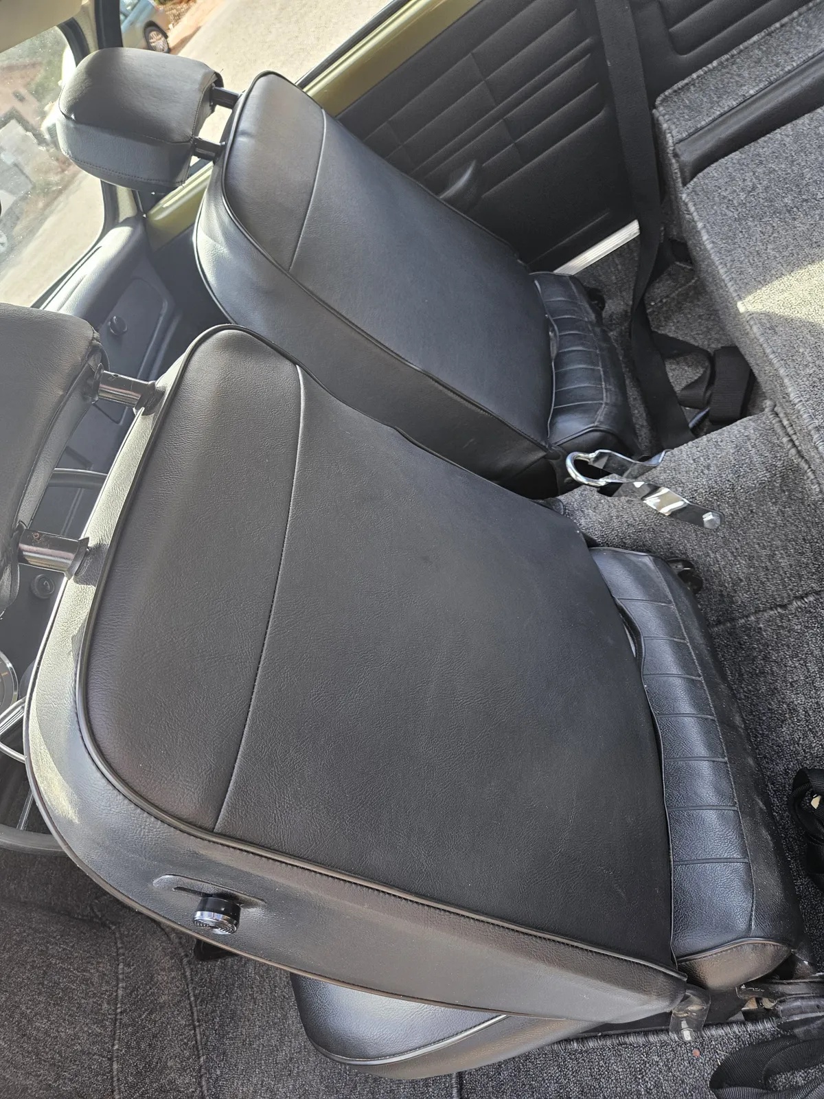 Volkswagen-Karmann-ghia-1969-12