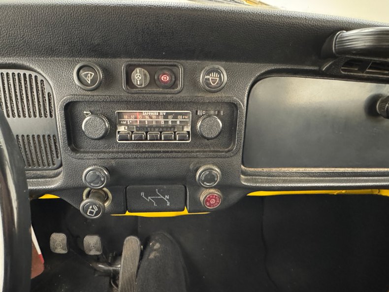 Volkswagen-Super-beetle-1971-Lemon-Yellow-Black-11