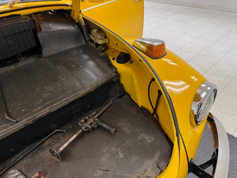 Volkswagen-Super-beetle-1971-Lemon-Yellow-Black-29