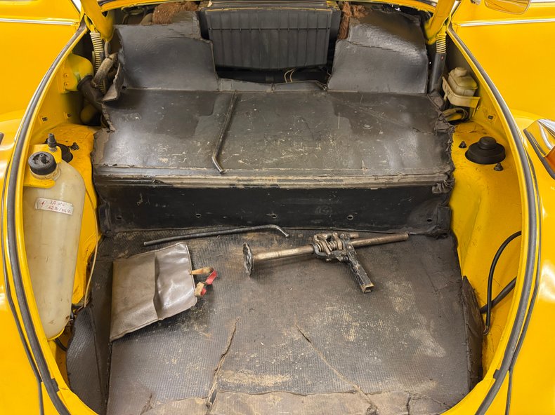 Volkswagen-Super-beetle-1971-Lemon-Yellow-Black-30