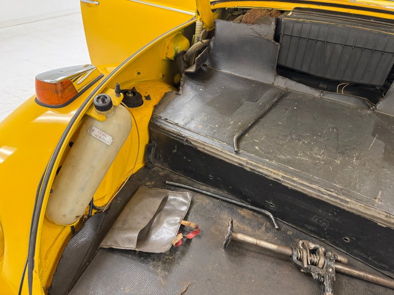 Volkswagen-Super-beetle-1971-Lemon-Yellow-Black-31