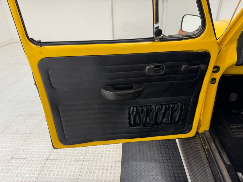 Volkswagen-Super-beetle-1971-Lemon-Yellow-Black-36