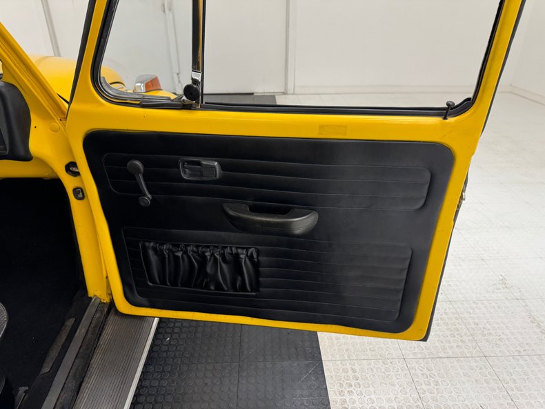 Volkswagen-Super-beetle-1971-Lemon-Yellow-Black-37