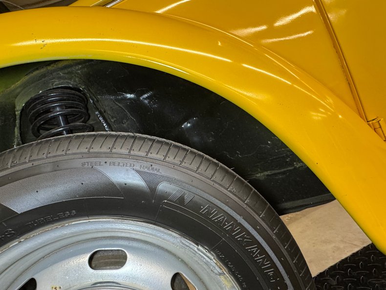 Volkswagen-Super-beetle-1971-Lemon-Yellow-Black-43