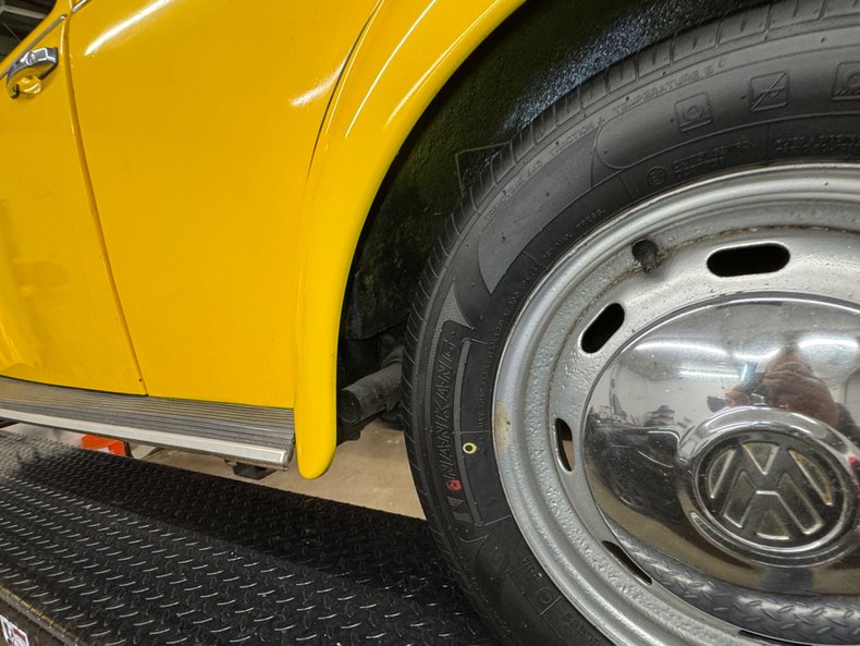 Volkswagen-Super-beetle-1971-Lemon-Yellow-Black-44