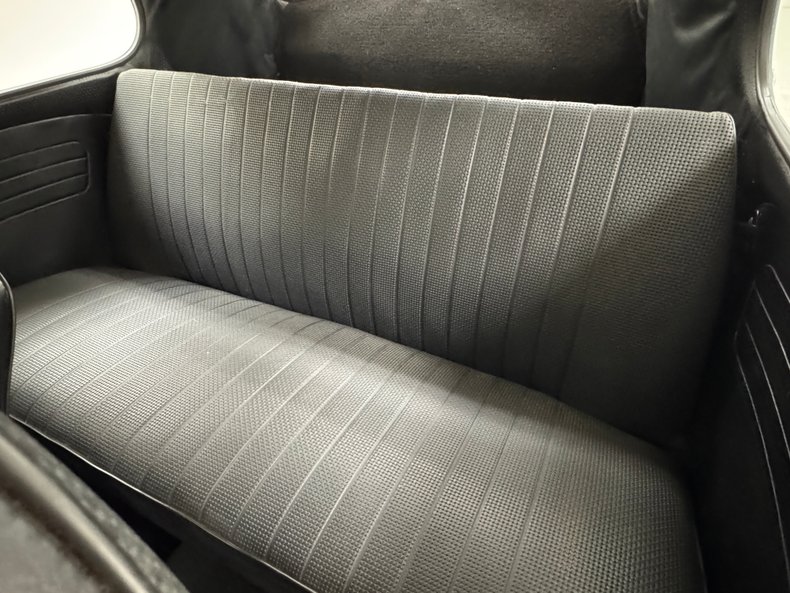 Volkswagen-Super-beetle-1971-Lemon-Yellow-Black-45