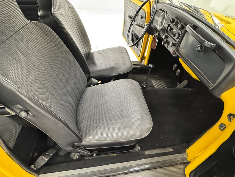 Volkswagen-Super-beetle-1971-Lemon-Yellow-Black-47