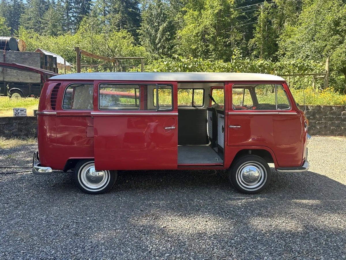 Volkswagen-Transporter-1969-Red-10