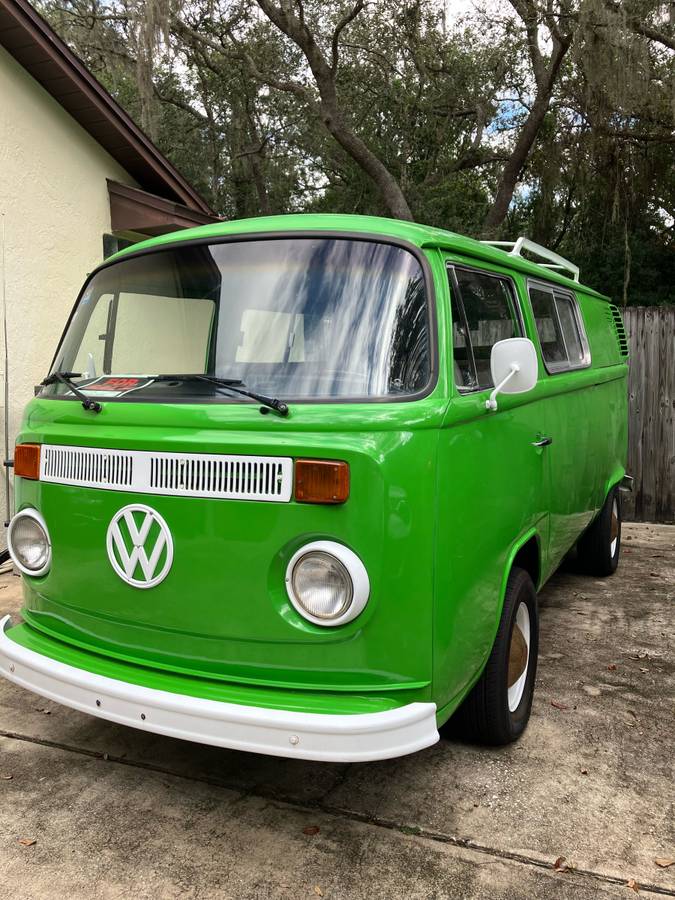 Volkswagen-bus-1973-green-1