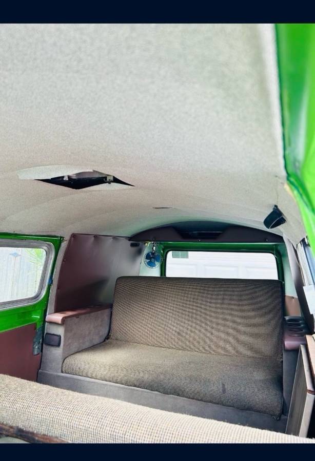 Volkswagen-bus-1973-green-10