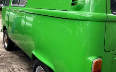 Volkswagen-bus-1973-green-11