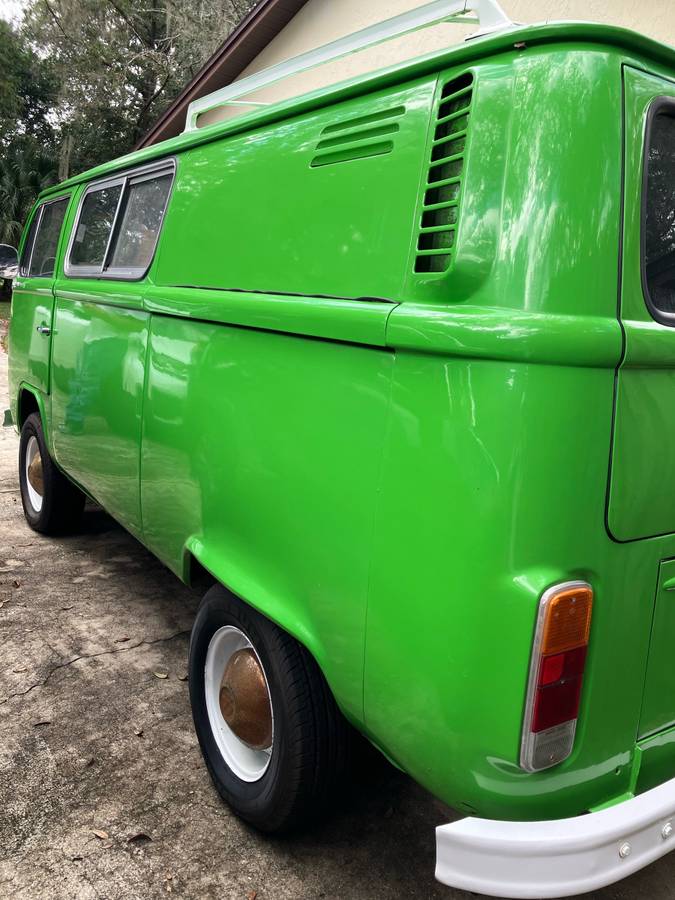 Volkswagen-bus-1973-green-11