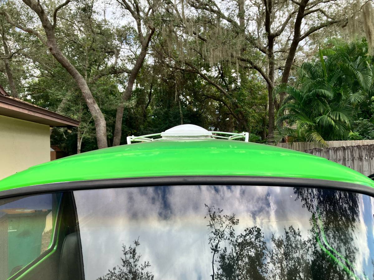 Volkswagen-bus-1973-green-12