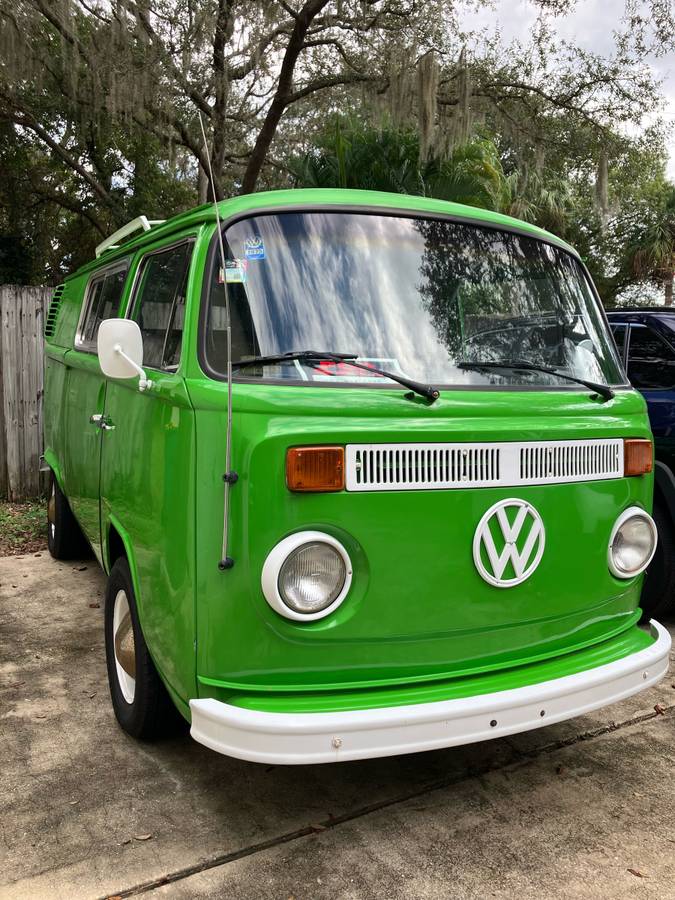 Volkswagen-bus-1973-green-2