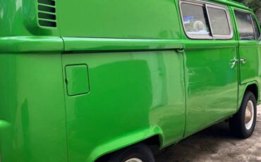 Volkswagen-bus-1973-green-3