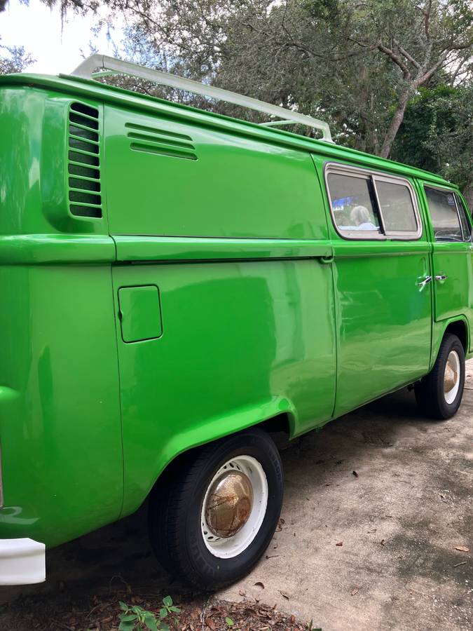 Volkswagen-bus-1973-green-3