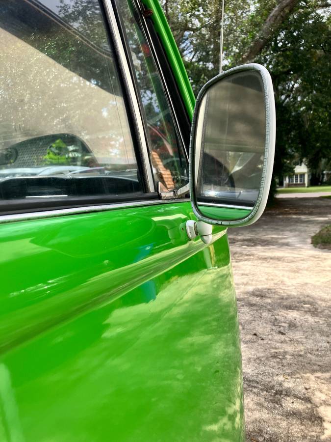Volkswagen-bus-1973-green-5