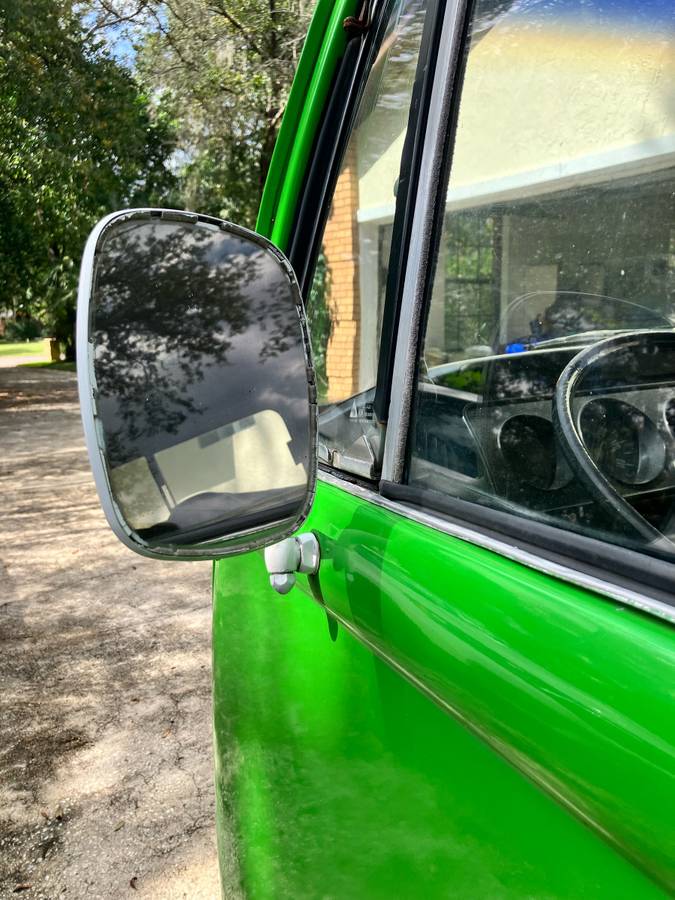 Volkswagen-bus-1973-green-9