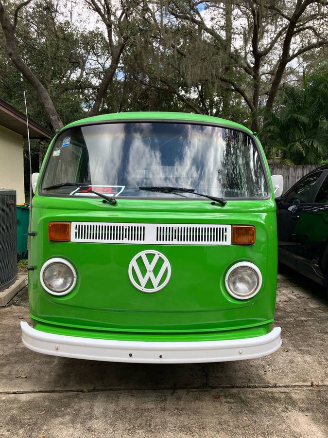 Volkswagen-bus-1973-green