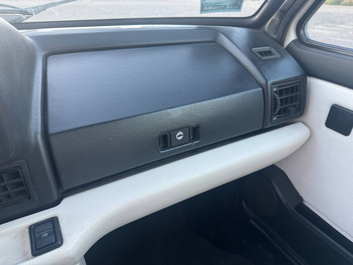 Volkswagen-cabriolet-wolfsburg-1992-white-13